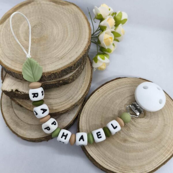 Attache-tetine-feuille-personnalisees-sucette-avec-prenom-en-silicone-accessoire-tetine-cadeau-naissance-creations-fait-mains-bebe-future-parent-Babybou-Crea