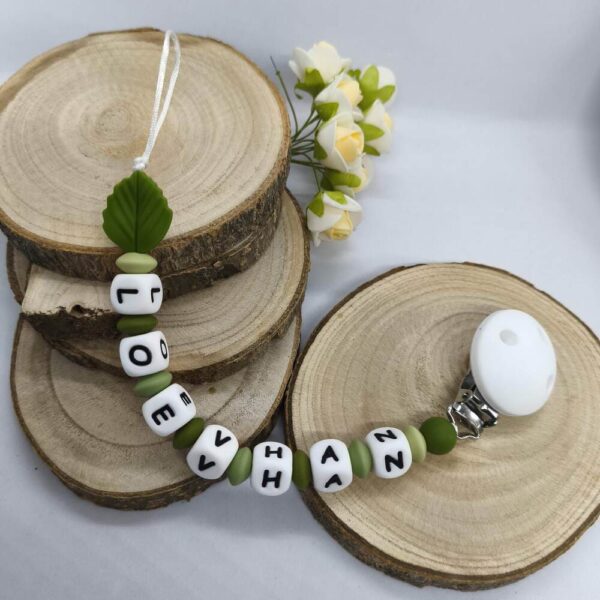 Attache-tetine-feuille-personnalisees-sucette-avec-prenom-en-silicone-accessoire-tetine-cadeau-naissance-creations-fait-mains-bebe-future-parent-Babybou-Crea