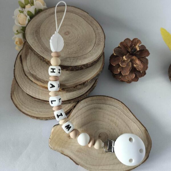 Attache-tetine-feuille-personnalisees-sucette-avec-prenom-en-silicone-accessoire-tetine-cadeau-naissance-creations-fait-mains-bebe-future-parent-Babybou-Crea