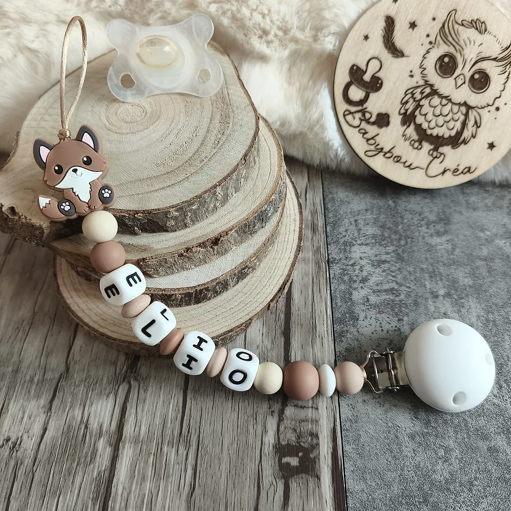 Attache tétine personnalisée en silicone thème renard coloris marron et beige Creations-personnalisees-pour-petits-et-grands-bebe-maman-attache-tetine-cadeau-naissance-porte-cles-fait-mains-babybou-crea