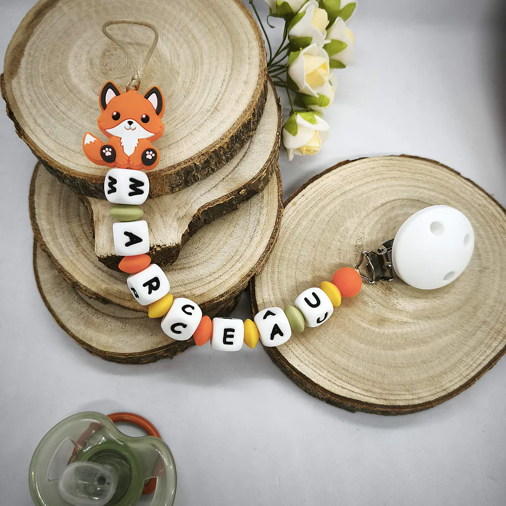 Attache tétine personnalisée en silicone thème renard coloris orange, moutarde et vert Creations-personnalisees-pour-petits-et-grands-bebe-maman-attache-tetine-cadeau-naissance-porte-cles-fait-mains-babybou-crea