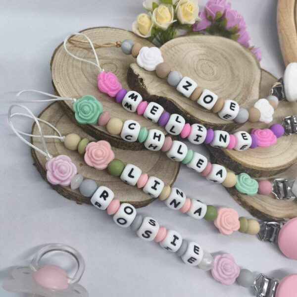 Attache-tetine-rose-personnalisees-attache-sucette-prenom-en-silicone-accessoire-tetine-cadeau-naissance-creations-fait-mains-bebe-future-parent-Babybou-Crea