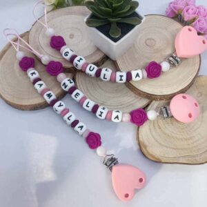 Attache-tetine-rose-personnalisees-attache-sucette-prenom-en-silicone-accessoire-tetine-cadeau-naissance-creations-fait-mains-bebe-future-parent-Babybou-Crea