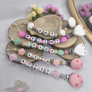 Attache-tetine-rose-personnalisees-attache-sucette-prenom-en-silicone-accessoire-tetine-cadeau-naissance-creations-fait-mains-bebe-future-parent-Babybou-Crea