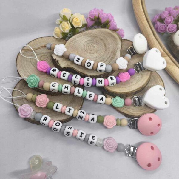 Attache-tetine-rose-personnalisees-attache-sucette-prenom-en-silicone-accessoire-tetine-cadeau-naissance-creations-fait-mains-bebe-future-parent-Babybou-Crea