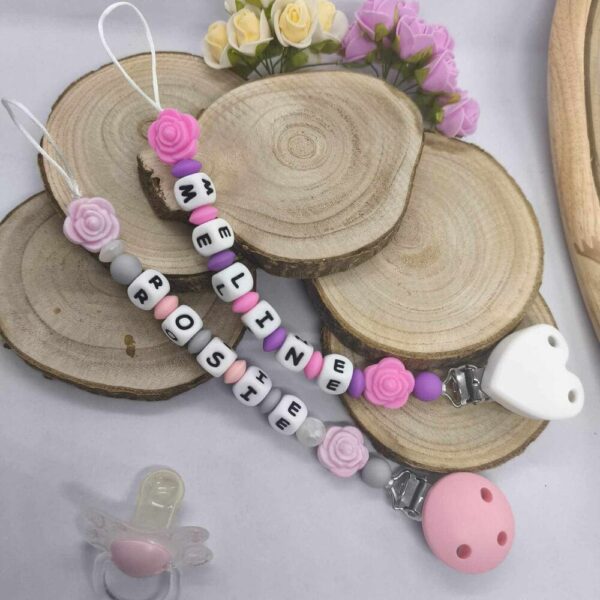 Attache-tetine-rose-personnalisees-attache-sucette-prenom-en-silicone-accessoire-tetine-cadeau-naissance-creations-fait-mains-bebe-future-parent-Babybou-Crea