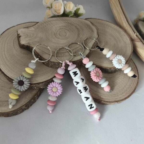 Porte-cles-personnalise-flower-prenoms-tout-silicone-cadeau-artisanal-trousseau-clef-assecoires-sac-creation-unique-Babybou-Crea