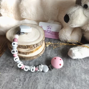Attache doudou personnalisée en silicone avec deux clips blanc et rose, motif renard, perles roses, blanches et grises, personnalisée avec le prénom Aelyne.