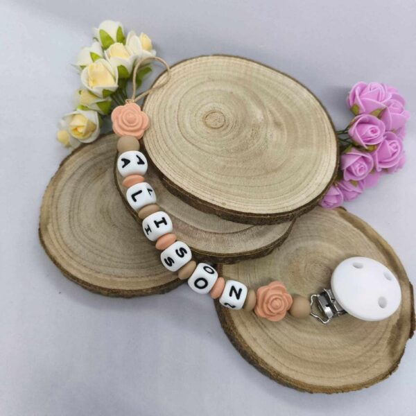 Attache-tetine-rose-personnalisees-attache-sucette-prenom-en-silicone-accessoire-tetine-cadeau-naissance-creations-fait-mains-bebe-future-parent-Babybou-Crea