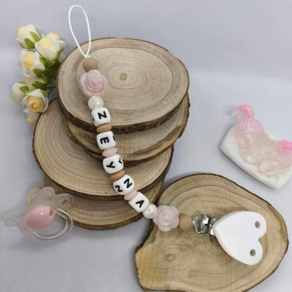Attache-tetine-rose-personnalisees-attache-sucette-prenom-en-silicone-accessoire-tetine-cadeau-naissance-creations-fait-mains-bebe-future-parent-Babybou-Crea