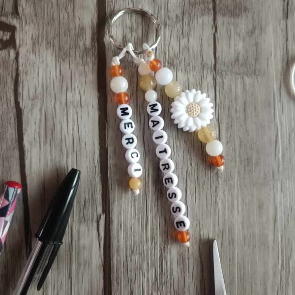 Porte-cles-flower-personnalise-acrylique-silicone-cadeau-artisanal-trousseau-clef-assecoires-sac-cartable-sac-a-langer-cles-creation-unique