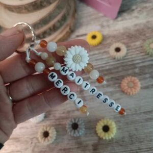 Porte-cles-flower-personnalise-acrylique-silicone-cadeau-artisanal-trousseau-clef-assecoires-sac-cartable-sac-a-langer-cles-creation-unique