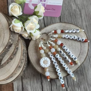 Porte-cles-flower-personnalise-acrylique-silicone- coloris blanc beige et marron - cadeau-artisanal-trousseau-clef-assecoires-sac-cartable-sac-a-langer-cles-creation-unique