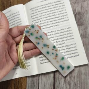 Marque-page-fleurs-seche-resine-epoxy-pause-lecture-tons-blanc-et-fleur-seche-bleu-accessoire-de-lecture-cadeau-unique
