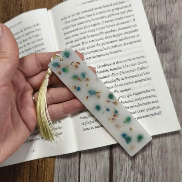 Marque-page-fleurs-seche-resine-epoxy-pause-lecture-tons-blanc-et-fleur-seche-bleu-accessoire-de-lecture-cadeau-unique