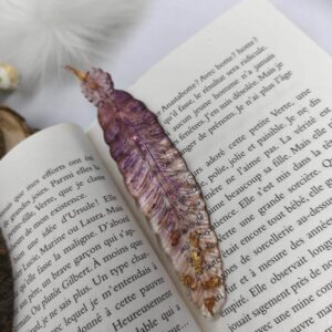Marque-page-plume-resine-epoxy-accessoire-de-lecture-creation-artisanal-pour-livre-cadeau-unique-personnalisation-fait-main-Babybou-Crea