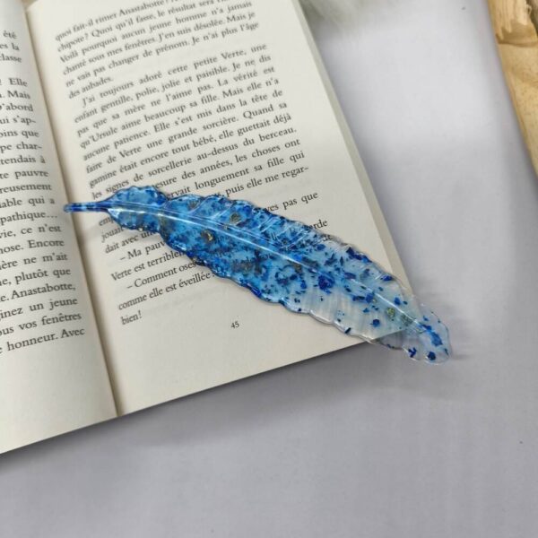 Marque-page-plume-resine-epoxy-accessoire-de-lecture-creation-artisanal-pour-livre-cadeau-unique-personnalisation-fait-main-Babybou-Crea