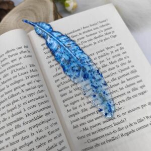 Marque-page-plume-resine-epoxy-accessoire-de-lecture-creation-artisanal-pour-livre-cadeau-unique-personnalisation-fait-main-Babybou-Crea
