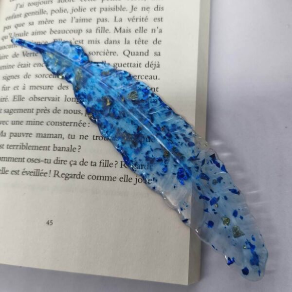 Marque-page-plume-resine-epoxy-accessoire-de-lecture-creation-artisanal-pour-livre-cadeau-unique-personnalisation-fait-main-Babybou-Crea