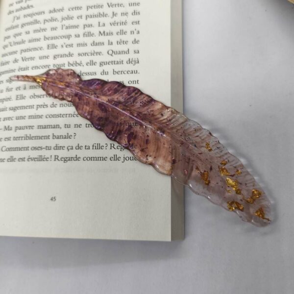 Marque-page-plume-resine-epoxy-accessoire-de-lecture-creation-artisanal-pour-livre-cadeau-unique-personnalisation-fait-main-Babybou-Crea