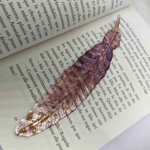 Marque-page-plume-resine-epoxy-accessoire-de-lecture-creation-artisanal-pour-livre-cadeau-unique-personnalisation-fait-main-Babybou-Crea