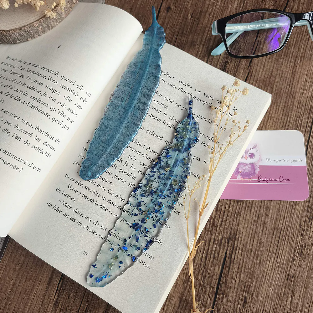 Marque page- plume- resine epoxy - marque ta page- bleu-accessoire lecture-cadeau-fait-main-artisanal-personnalise-original-babybou-crea (17)