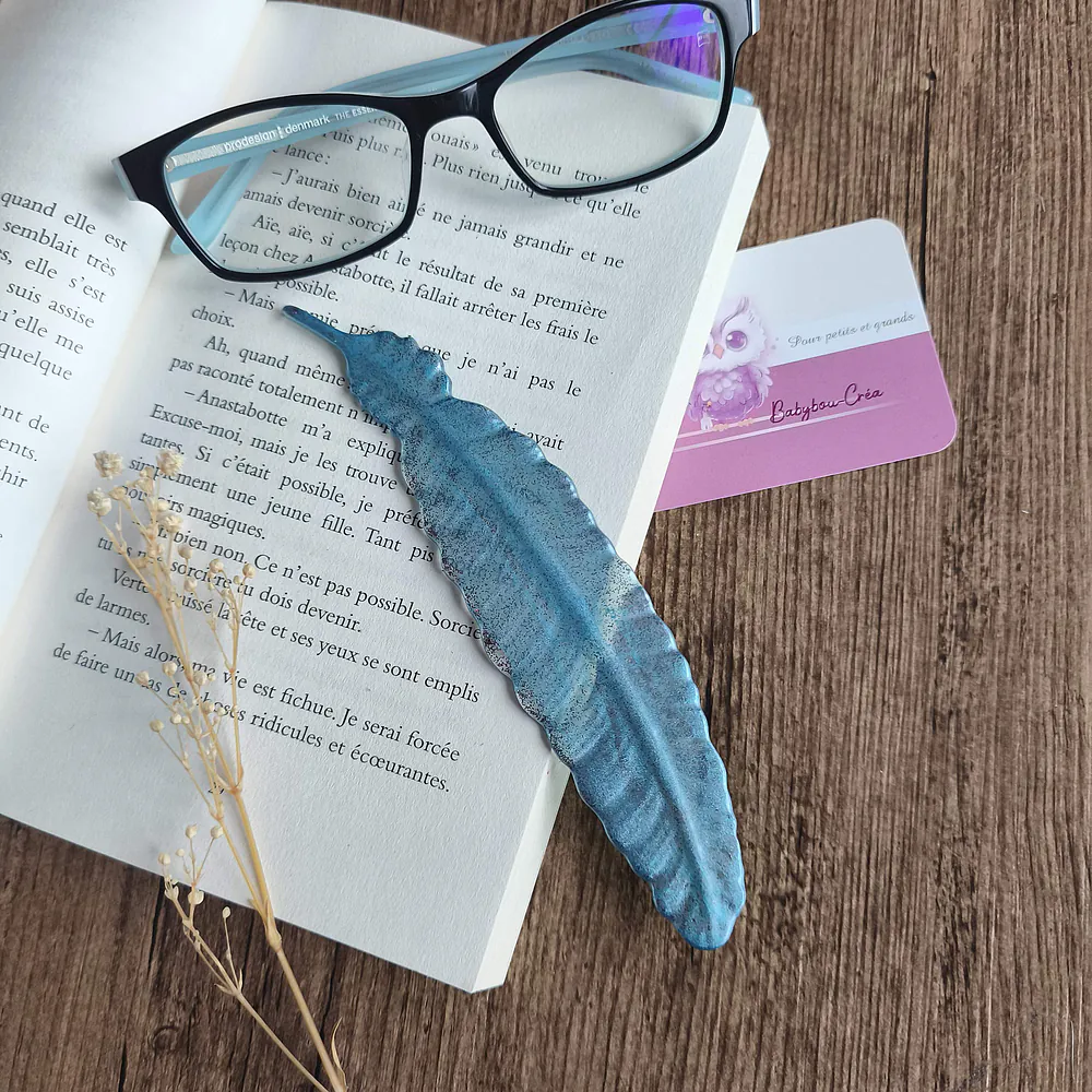 Marque page- plume- resine epoxy - marque ta page- bleu glace-accessoire lecture-cadeau-fait-main-artisanal-personnalise-original-babybou-crea