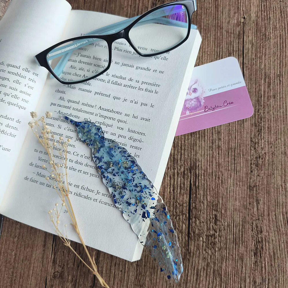 Marque page- plume- resine epoxy - marque ta page- bleu-accessoire lecture-cadeau-fait-main-artisanal-personnalise-original-babybou-crea