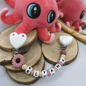 attache-doudou-accroche-doudou-flower-prenom-bebe-accessoires-bebe-creation-personnalises-artisanal-cadeau-naissance-babybou-crea
