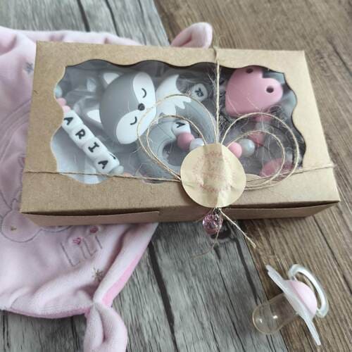 Coffret naissance personnalisés - attache tétine -anneau de dentition - attache doudou-cadeau future parent-babyshower-accessoires bébé- Babybou-Crea <br />
Coffret-naissance-personnalises-attache-tetine-anneau-de-dentition-attache-doudou-cadeau-future-parent-babyshower-accessoires-bebe-Babybou-Crea.