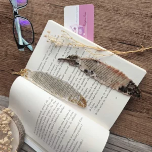 Marque-page-plume-resine-epoxy-marque-ta-page-accessoire-lecture-cadeau-fait-main-artisanal-personnalise-original-babybou-crea