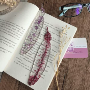 Marque-page-plume-resine-epoxy-marque-ta-page-accessoire-lecture-cadeau-fait-main-artisanal-personnalise-original-babybou-crea