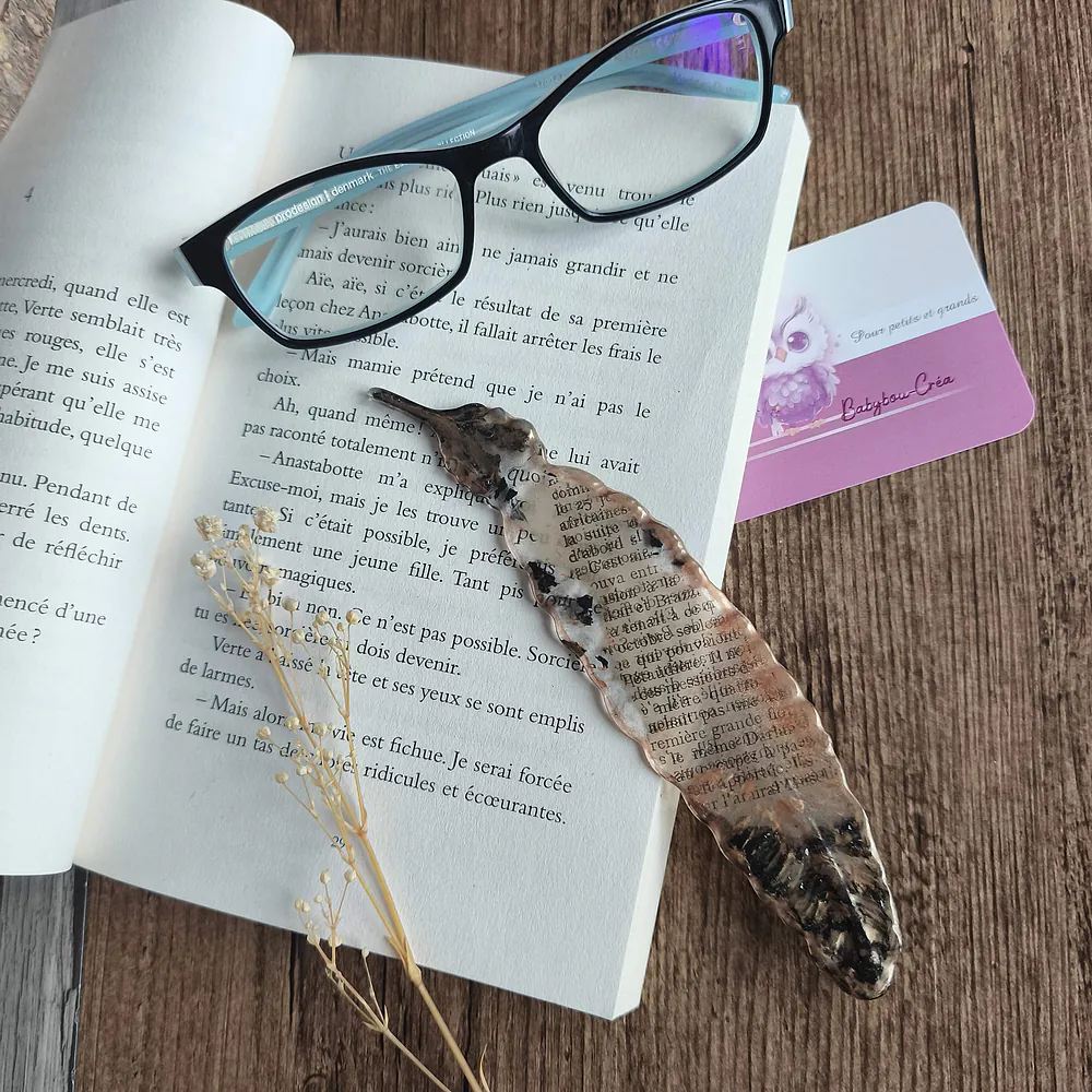 Marque-page-plume-resine-epoxy-marque- noir ta-page-accessoire-lecture-cadeau-fait-main-artisanal-personnalise-original-babybou-crea