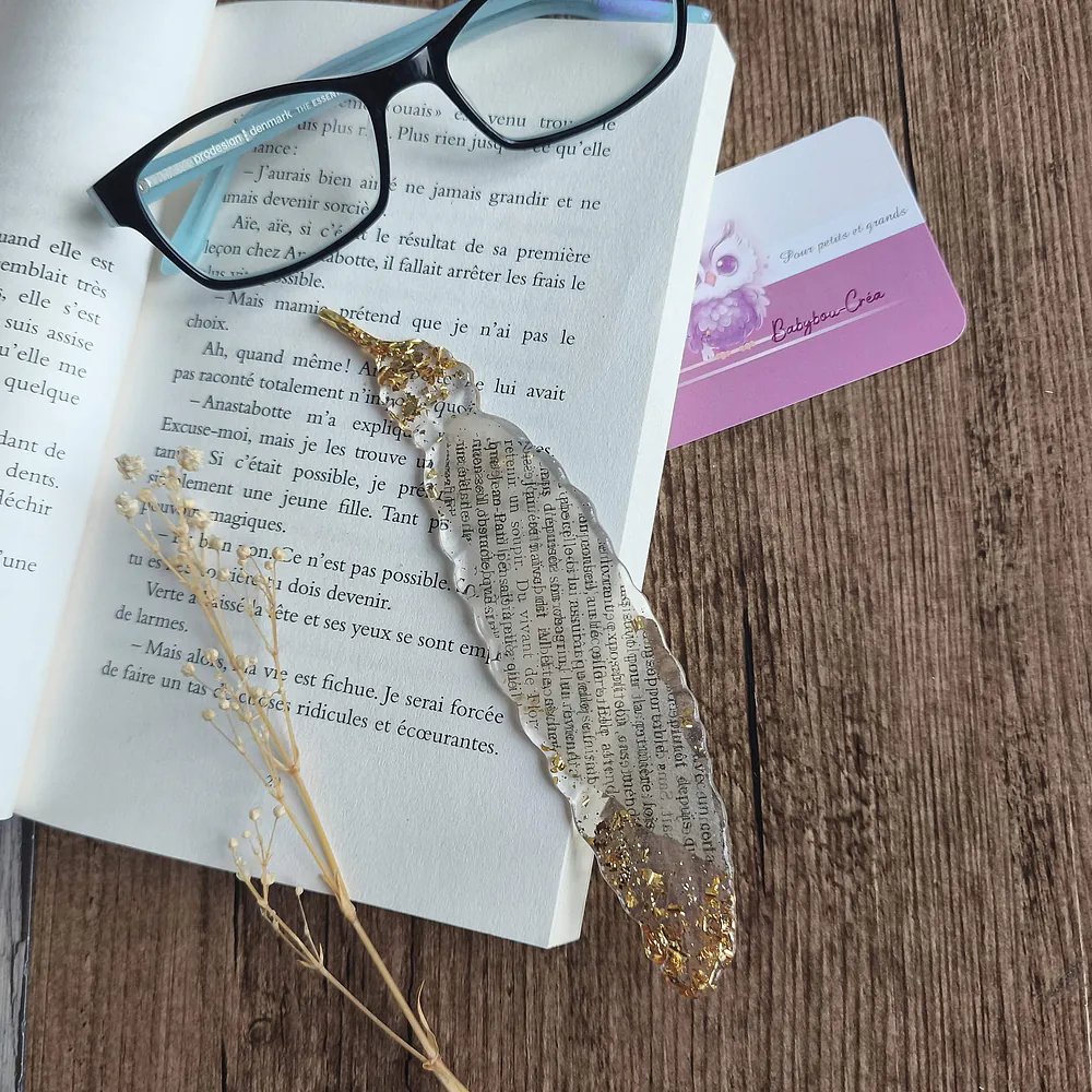 Marque-page-plume-resine-epoxy-marque-ta-page-accessoire-lecture-cadeau-fait-main-artisanal-personnalise-original-babybou-crea