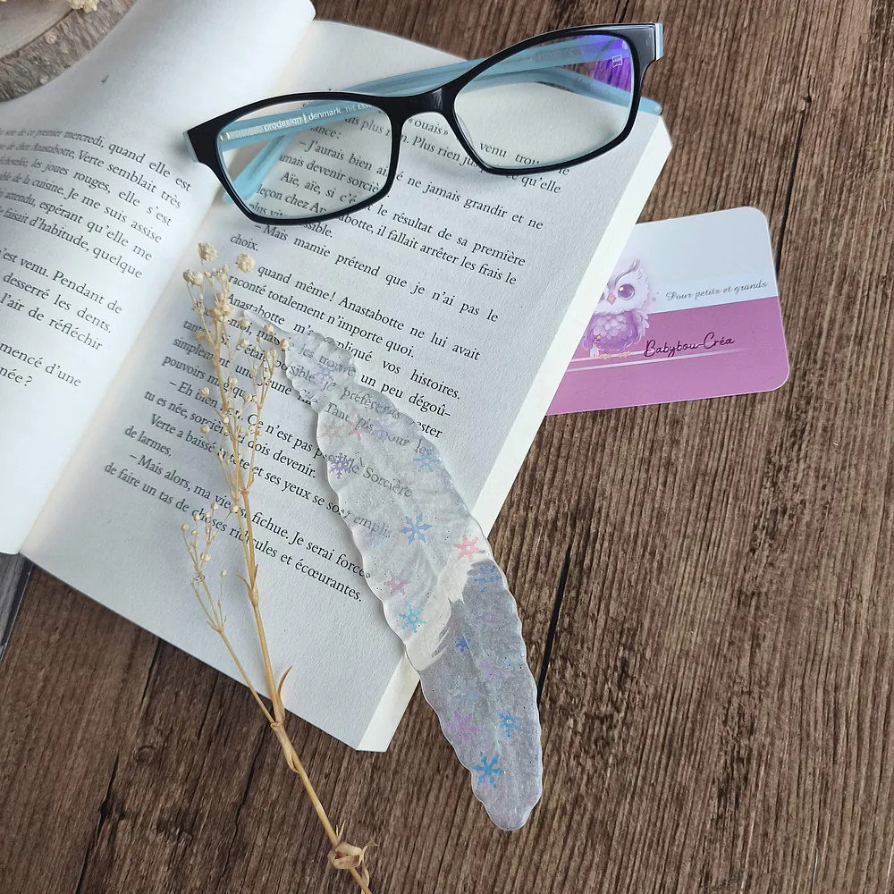 Marque-page-plume-resine-epoxy-marque-ta-page-flocon-accessoire-lecture-cadeau-fait-main-artisanal-personnalise-original-babybou-crea-3