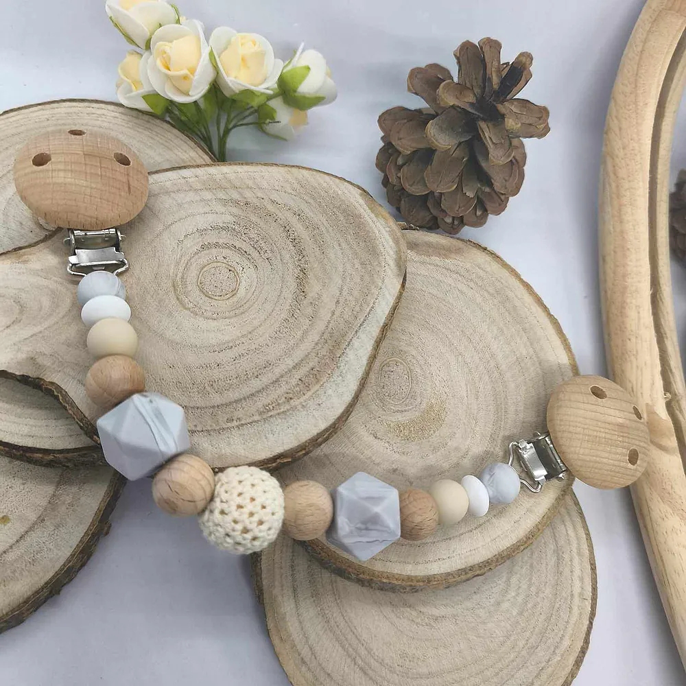 attache-doudou-silicone-bois-tons marbré gris et beige-accroche-doudou-tendre-naturel-sans-prenom-accessoires-bebe-creation-personnalises-artisanal-cadeau-naissance-babybou-crea-