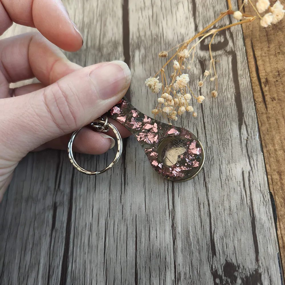 jeton-caddie-taille-piece-1e-noir-rose-resine-epoxy-porte-cles-artisanal-fait-main-accessoire-pratique-artisanale-idee-cadeau-originale-babybou-crea