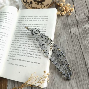 Marque page plume -tendre noir - lecture-Accessoire-personnalise-Saint-Valentin-en-resine-epoxy-2-–-creation-artisanale-unique-Babybou-Crea