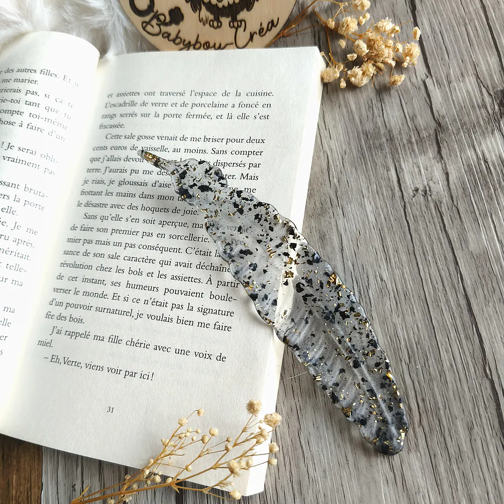 Marque page plume -tendre noir - lecture-Accessoire-personnalise-Saint-Valentin-en-resine-epoxy-2-–-creation-artisanale-unique-Babybou-Crea