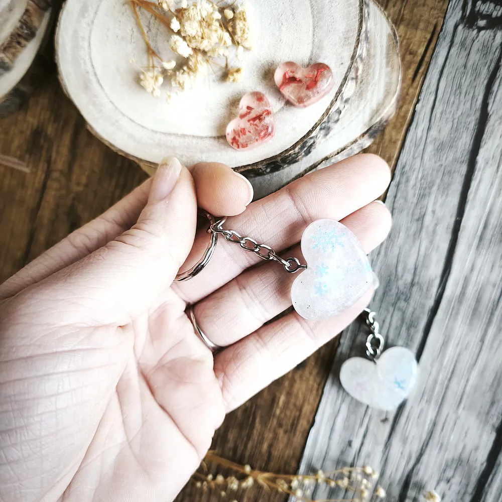 Porte-clé petit cœur en résine époxy Flocon de Neige avec flocons brillants fait main - accessoires de mode - créations artisanale - babybou-crea