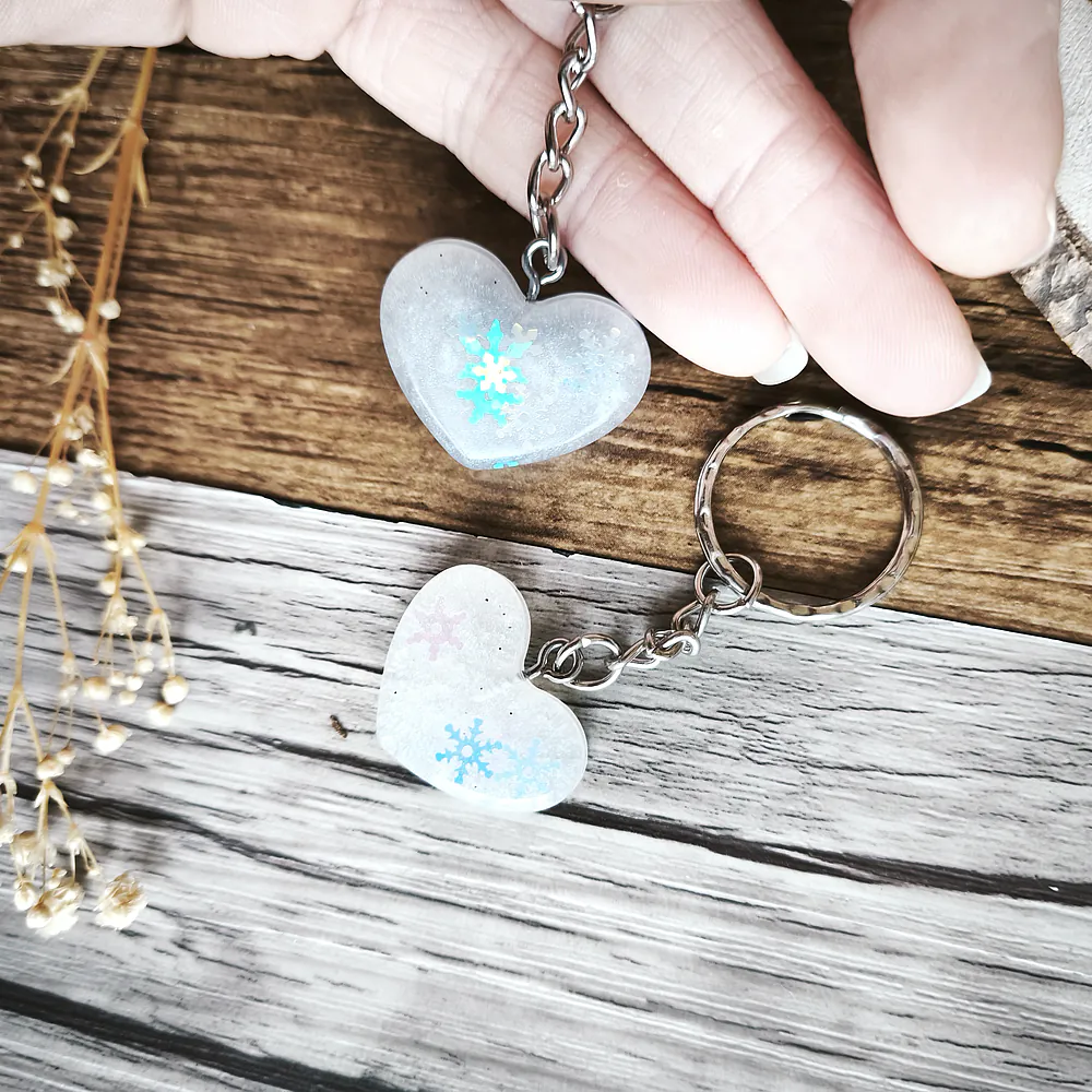 Porte-clé petit cœur en résine époxy Flocon de Neige avec flocons brillants fait main - accessoires de mode - créations artisanale - babybou-crea