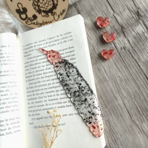 Marque page plume d'amour - tons rouge et noir - lecture-Accessoire-personnalise-Saint-Valentin-en-resine-epoxy-2-–-creation-artisanale-unique-Babybou-Crea