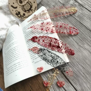 Marque page plume d'amour - lecture-Accessoire-personnalise-Saint-Valentin-en-resine-epoxy-2-–-creation-artisanale-unique-Babybou-Crea