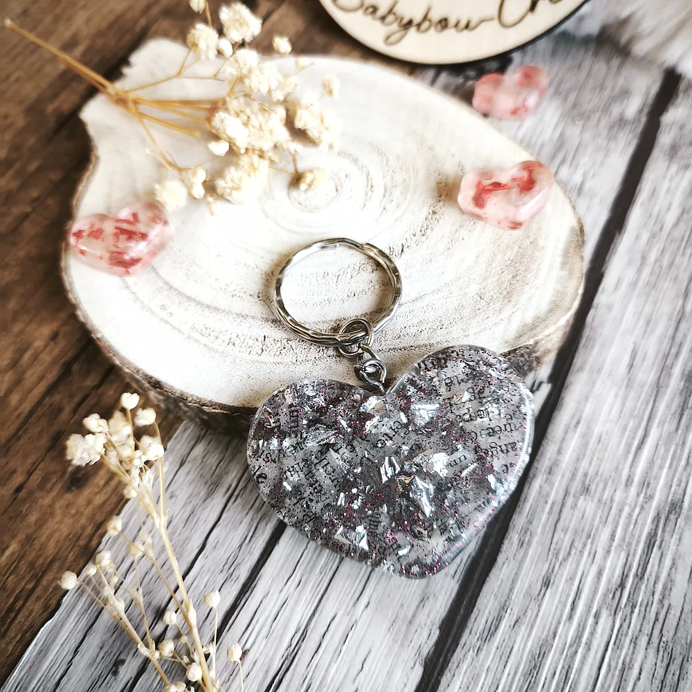 porte-cle-coeur-litteraire-resine-epoxy-paillettes-rose -Accessoire-creation-artisanale-unique-Babybou-Crea 2
