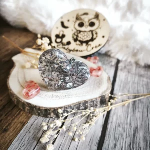 Porte-clé cœur en résine époxy “Cœur Littéraire” avec morceaux de page de livre, feuille argentée et paillettes roses fait main -Accessoire-creation-artisanale-unique-Babybou-Crea