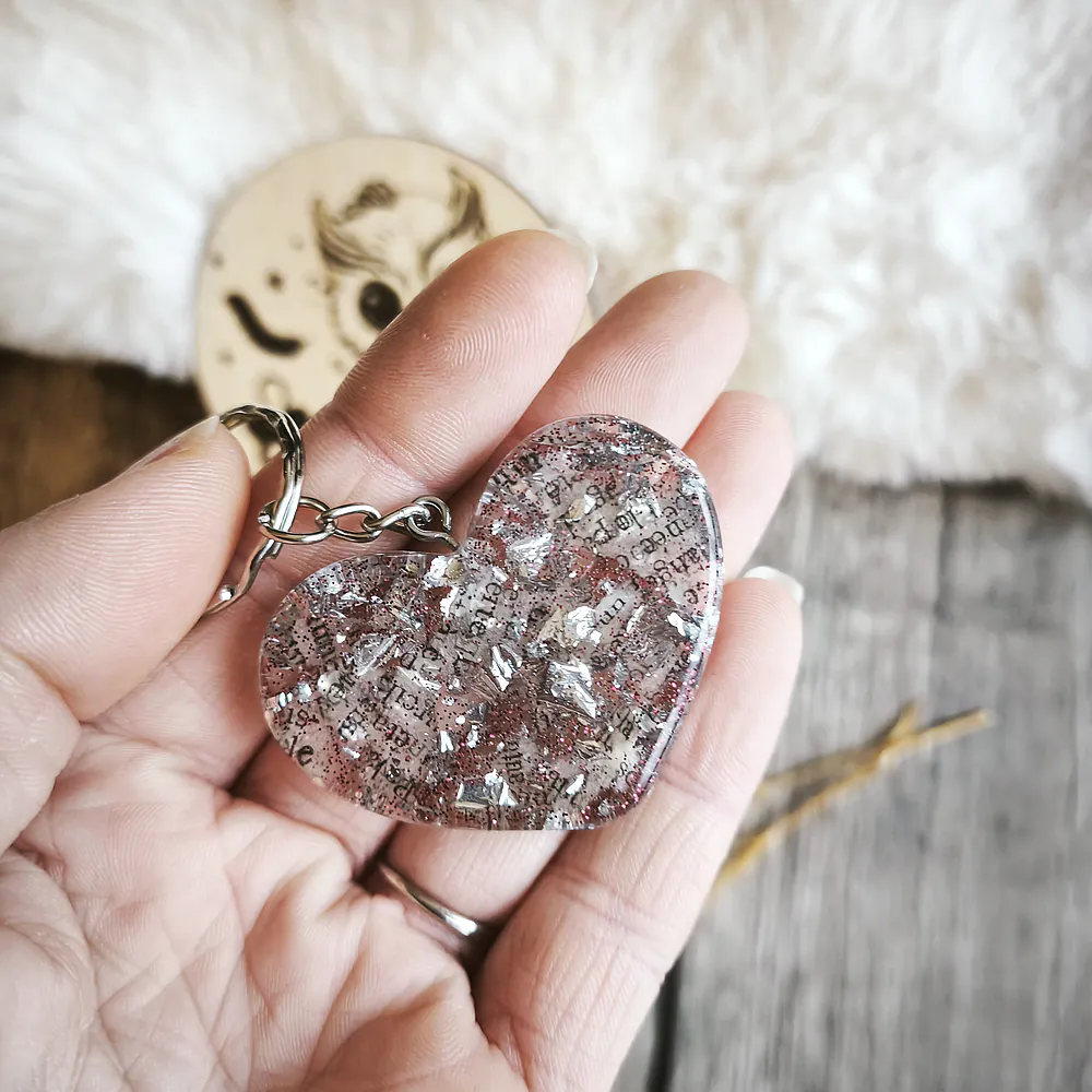 porte-cle-coeur-litteraire-resine-epoxy-paillettes-rose -Accessoire-creation-artisanale-unique-Babybou-Crea_