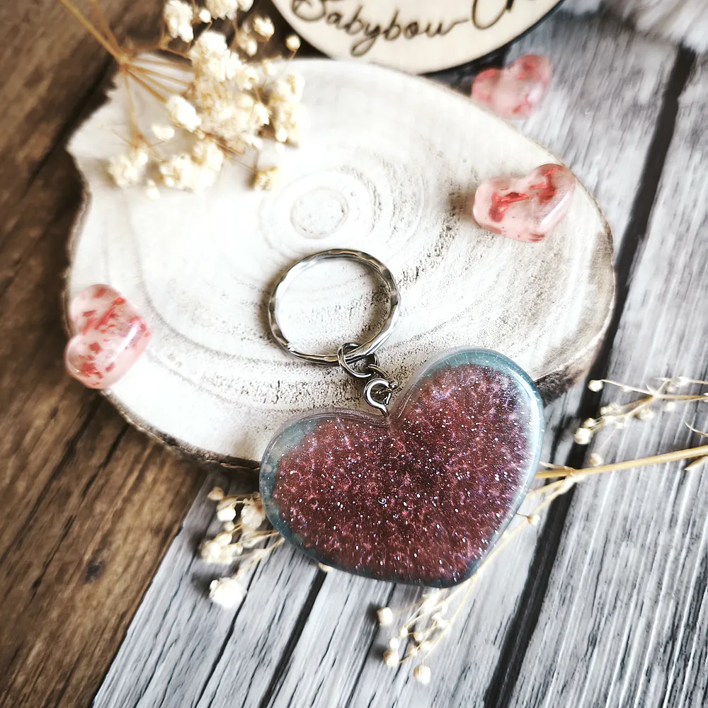 porte-cle-coeur-galaxie-resine-epoxy-rouge-bleu-paillete Accessoire-personnalise-Saint-Valentin- creation-artisanale-unique-Babybou-Crea