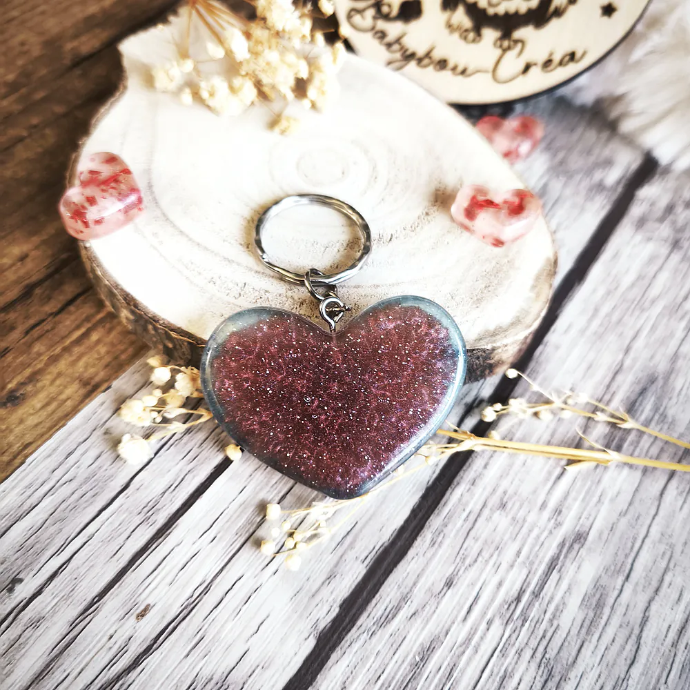 porte-cle-coeur- coeur de l'espace-galaxie-resine-epoxy-rouge-bleu-paillete Accessoire-personnalise-Saint-Valentin- creation-artisanale-unique-Babybou-Crea