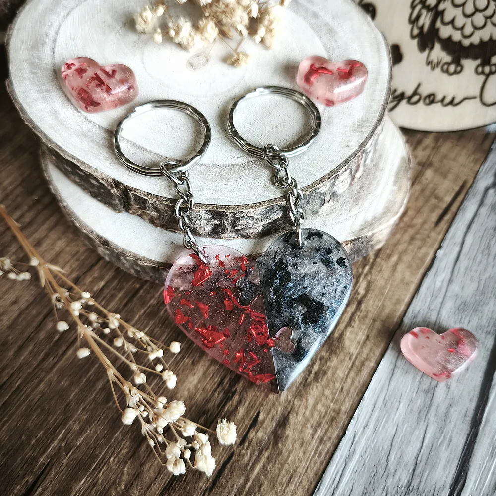 Porte-clés cœur partagé rouge et noir fait main en résine époxy
