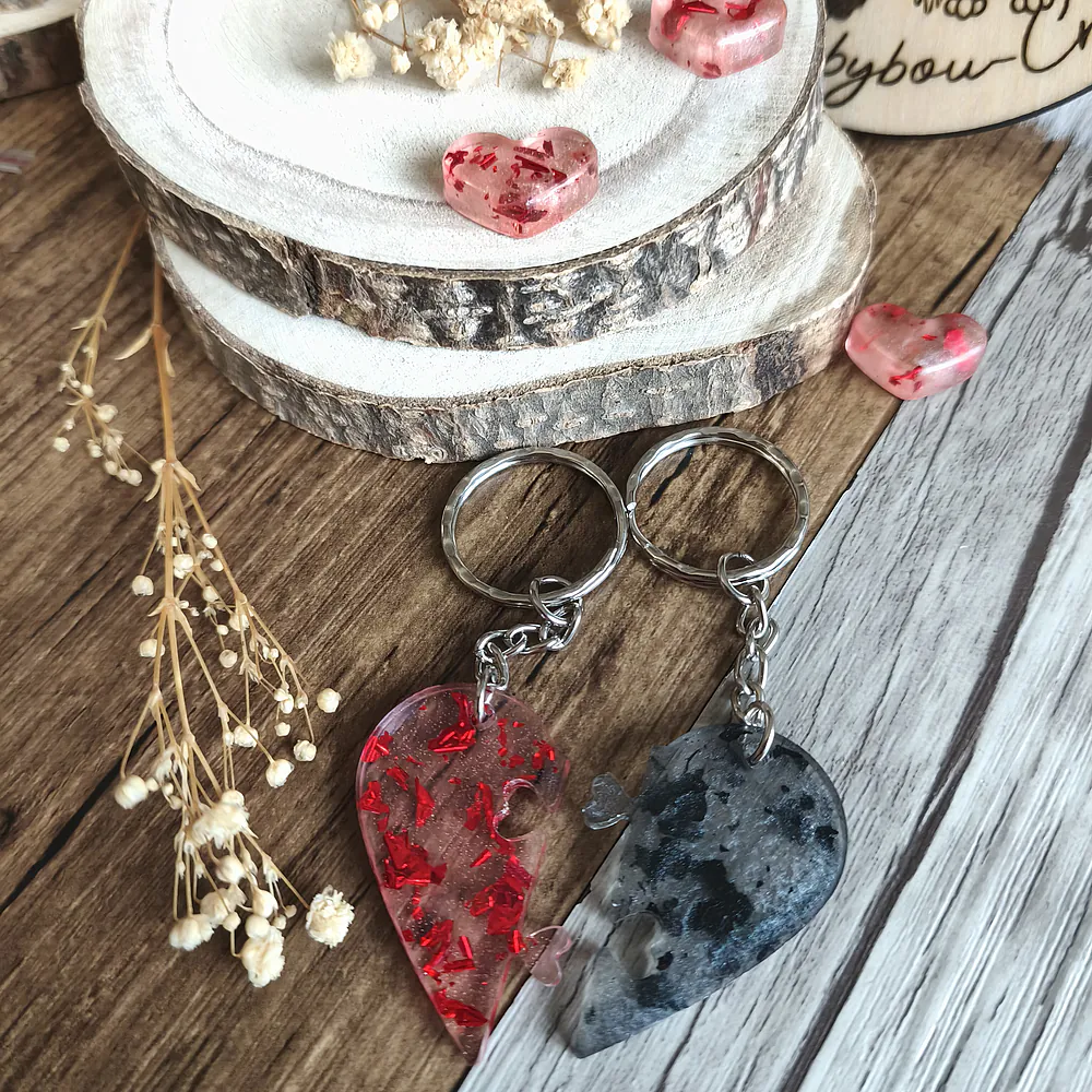 Porte-clés cœur divisé en deux moitiés en résine époxy, un pour chacun des amoureux 2